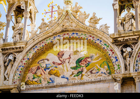 Mosaico sopra la porta di ingresso per la Basilica di San Marco (San Marco), Venezia, Veneto, Italia Foto Stock