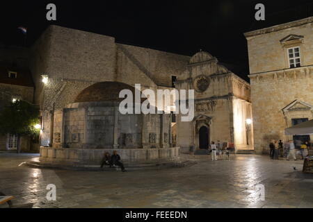 Il Onforio Fontana e San Salvatore la chiesa della città vecchia sezione di Dubrovnik, Croazia durante la notte. Foto Stock