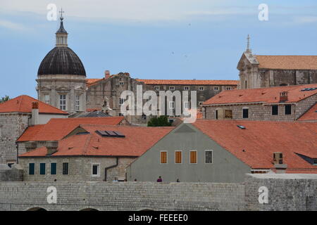 Il tetto di tegole cime come visto dalla cima delle antiche mura costruite per proteggere l'originale vecchia sezione della città di Dubrovnik, Croazia. Foto Stock