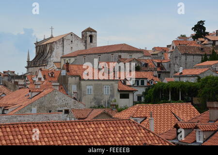 Il tetto di tegole cime come visto dalla cima delle antiche mura costruite per proteggere l'originale vecchia sezione della città di Dubrovnik, Croazia. Foto Stock