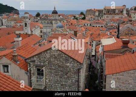 Il tetto di tegole cime come visto dalla cima delle antiche mura costruite per proteggere l'originale vecchia sezione della città di Dubrovnik, Croazia. Foto Stock