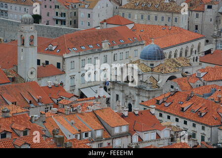 Il tetto di tegole cime come visto dalla cima delle antiche mura costruite per proteggere l'originale vecchia sezione della città di Dubrovnik, Croazia. Foto Stock