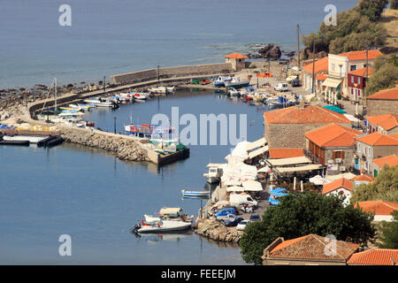 Vista sull'argilla rossa sui tetti della città verso il piccolo porto di pesca in mare Egeo resort di molivos sull'isola greca di Lesbo Grecia Foto Stock