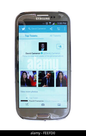 David Cameron's account Twitter su una schermata dello smartphone fotografati contro uno sfondo bianco. Foto Stock