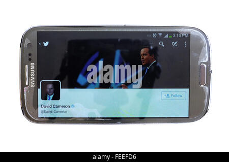 David Cameron's account Twitter su una schermata dello smartphone fotografati contro uno sfondo bianco. Foto Stock