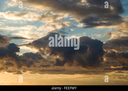 Drammatico cielo tempestoso prima dell'alba Foto Stock