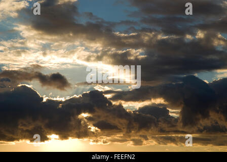 Drammatico cielo tempestoso prima dell'alba Foto Stock