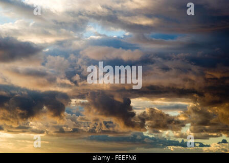 Drammatico cielo tempestoso prima dell'alba Foto Stock