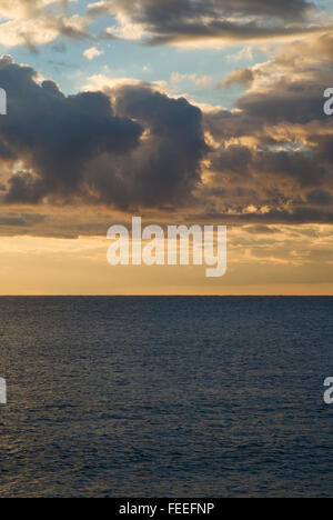 Il Cumulus scure nuvole passando sopra il mare Foto Stock