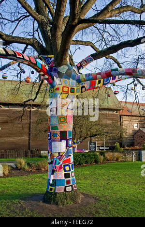 Maglia piazze modellato su un albero a foglie decidue in Bancroft Giardini in Stratford upon Avon. Foto Stock