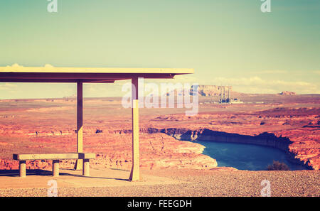 Vintage tonica area pic-nic con il lago Powell vista, Utah, Stati Uniti d'America. Foto Stock