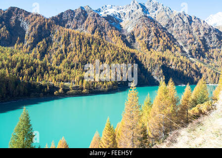 Camminare alto oltre il Lago di Cheggio in Valle Antrona, Piemonte (Italia) con splendida vista sulle Alpi italiane e svizzere Foto Stock