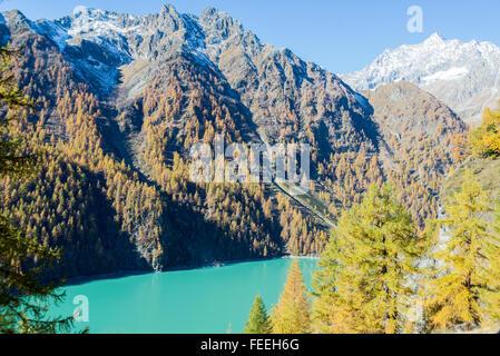 Camminare alto oltre il Lago di Cheggio in Valle Antrona, Piemonte (Italia) con splendida vista sulle Alpi italiane e svizzere Foto Stock