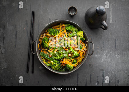 Una sana la zucca zoodles, vegetali e di arachidi insalata calda Foto Stock