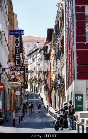 Madrid Spagna,Europa europea,Spagnolo,Centro,Calle Gobernador,strada stretta,edifici,appartamento,Spain150708061 Foto Stock