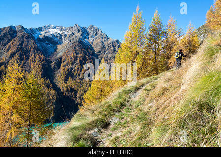 Camminare alto oltre il Lago di Cheggio in Valle Antrona, Piemonte (Italia) con splendida vista sulle Alpi italiane e svizzere Foto Stock