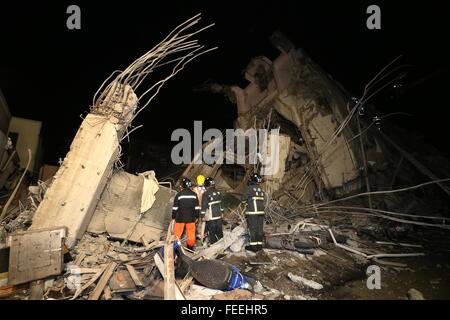 Tainan. 6 febbraio, 2016. Soccorritori opera in corrispondenza di un sito di quake in Tainan, a sud-est di Taiwan. , 6 febbraio 2016. Un 6.7-grandezza terremoto ha colpito Kaohsiung vicini a Tainan 3:57 ora locale del sabato (1957 GMT venerdì). Non ci sono stati rapporti immediati sul numero delle vittime. Credito: Xinhua/Alamy Live News Foto Stock