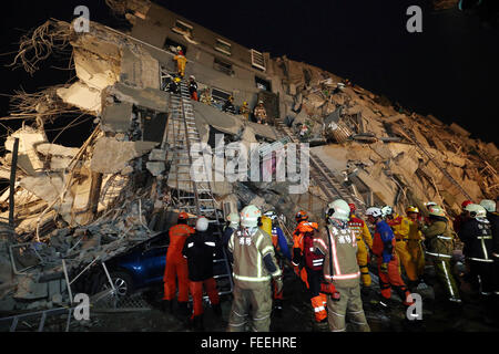 Tainan. 6 febbraio, 2016. Soccorritori opera in corrispondenza di un sito di quake in Tainan, a sud-est di Taiwan. , 6 febbraio 2016. Un 6.7-grandezza terremoto ha colpito Kaohsiung vicini a Tainan 3:57 ora locale del sabato (1957 GMT venerdì). Non ci sono stati rapporti immediati sul numero delle vittime. Credito: Xinhua/Alamy Live News Foto Stock