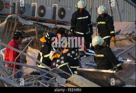 Tainan. 6 febbraio, 2016. Soccorritori trasferimento residenti intrappolati in corrispondenza di un sito di quake in Tainan, a sud-est di Taiwan. , 6 febbraio 2016. Un 6.7-grandezza terremoto ha colpito Kaohsiung vicini a Tainan 3:57 ora locale del sabato (1957 GMT venerdì). Non ci sono stati rapporti immediati sul numero delle vittime. Credito: Xinhua/Alamy Live News Foto Stock