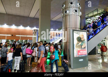 Spagna,Europa,europeo,spagnolo,Ispanico MAD,Adolfo Suárez Madrid-Barajas Airport,internazionale,folla,passeggeri passeggeri motociclisti,salire,scalata Foto Stock