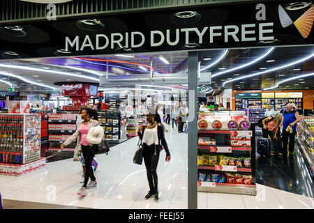 Spagna,Europa,europeo,spagnolo,ispanico Latino etnia immigranti minoritari,MAD,Adolfo Suárez Madrid-Barajas Airport,International,duty f Foto Stock