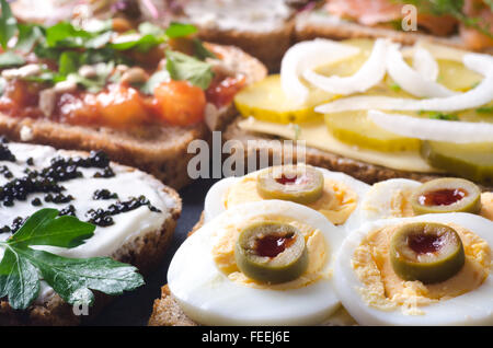 Gruppo sandwiches aperti sul tavolo Foto Stock