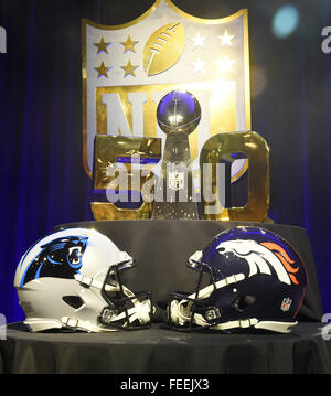 San Francisco, California, Stati Uniti d'America. 5 febbraio, 2016. Venerdì, 5 Febbraio 2016: i caschi di entrambi il Carolina Panthers e Denver Broncos nonché il Trofeo Lombardi sono messi in mostra al Moscone Center di San Francisco in California durante la National Football League la settimana di apertura delle celebrazioni per il Super Bowl 50 tra la Carolina Panthers e Denver Broncos . Eric Canha/CSM Credito: Cal Sport Media/Alamy Live News Foto Stock