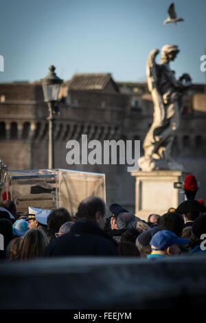 Roma, Italia. 05 feb 2016. Un momento di passaggio della processione del Santo Angelo bridge. Processione con le reliquie di Padre Pio e San Leopoldo per il Giubileo della misericordia. Credito: Andrea Ronchini/Pacific Press/Alamy Live News Foto Stock