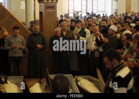 Il Cairo, Egitto. 5 febbraio, 2016. Gli egiziani pregare davanti al corpo di Ahmed Seif al-Islam, figlio di Hassan al-Banna, fondatore egiziano di Fratellanza Musulmana durante i funerali del Cairo in Egitto, a febbraio. 05, 2016 © Sayed Amr/immagini APA/ZUMA filo/Alamy Live News Foto Stock