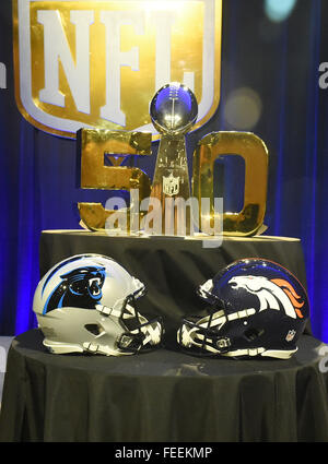San Francisco, California, Stati Uniti d'America. 5 febbraio, 2016. Venerdì, 5 Febbraio 2016: i caschi di entrambi il Carolina Panthers e Denver Broncos nonché il Trofeo Lombardi sono messi in mostra al Moscone Center di San Francisco in California durante la National Football League la settimana di apertura delle celebrazioni per il Super Bowl 50 tra la Carolina Panthers e Denver Broncos . Eric Canha/CSM Credito: Cal Sport Media/Alamy Live News Foto Stock