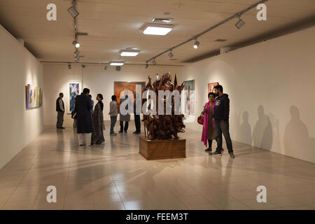 Dacca in Bangladesh. 5 febbraio, 2016. Dacca in Bangladesh - febbraio 05: la gente visita mostra di pittura a Dhaka vertice d'Arte a Dacca in Bangladesh nel febbraio 05, 2016.La terza edizione di Arte di Dhaka Vertice ha iniziato sul Bangladesh Shilpakala Academy locali.it è il più grande a fini non commerciali e di ricerca piattaforma espositiva per il sud est asiatico il mondo dell arte.DAS offre una opportunità unica per il pubblico per visualizzare le opere di quasi 300 artisti dalla regione Asia sud giusto nel centro di Dhaka gratuitamente.i cinque giorni di mostra viene completato da colloqui e seminari con prominen Foto Stock