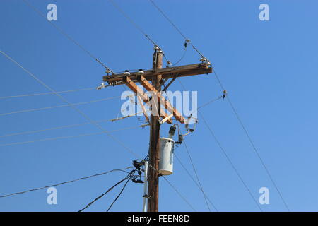 In prossimità di un traliccio di energia elettrica con i cavi di potenza Foto Stock