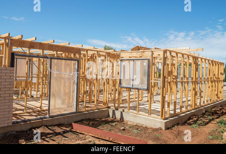Nuove costruzioni residenziali home framing contro un cielo blu. Foto Stock