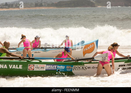 Sydney, Australia. 6th febbraio, 2016. Ocean Thunder Surfboat racing carnevale un evento televisivo di Professional Surf boat racing che si tiene a Collaroy Beach, Sydney, con una serie di surf boat da uomo e donna d'élite. Credit: model10/Alamy Live News. Nella foto il team dell'equipaggio femminile si prepara a lanciare il surfboat Foto Stock