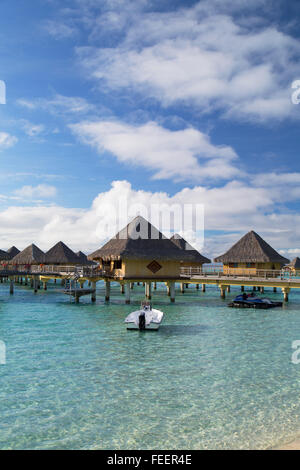 Bungalow Overwater di Intercontinental Bora Bora Le Moana Resort Bora Bora, Isole della Società, Polinesia Francese Foto Stock