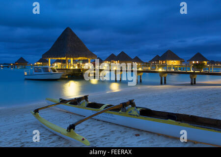 Jetty di Intercontinental Bora Bora Le Moana Resort al crepuscolo, Bora Bora, Isole della Società, Polinesia Francese Foto Stock