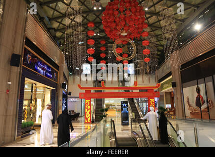 Abu Dhabi. 3 febbraio, 2016. Foto scattata nel Febbraio 3, 2016 mostra le decorazioni pieno di elementi Cinesi presso la Galleria per lo shopping di lusso nel centro commerciale Abu Dhabi, negli Emirati Arabi Uniti (EAU). Negozi, centri commerciali e centri turistici tra gli Emirati arabi uniti sono iniziate il Giovedì feste per i visitatori cinesi e residenti a segnare l'inizio di quest'anno il Festival della Primavera Cinese. © Ma Xiping/Xinhua/Alamy Live News Foto Stock