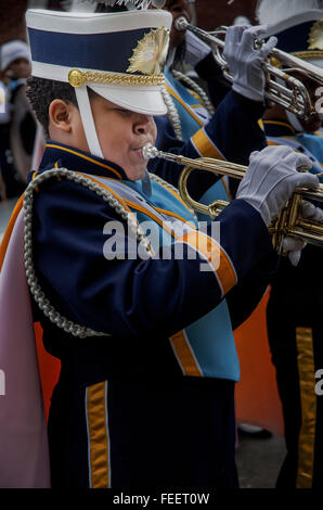 Un giovane musicista suona la tromba in Detroit il Thanksgiving Parade. Egli è in una banda uniforme ed è African-America. Foto Stock