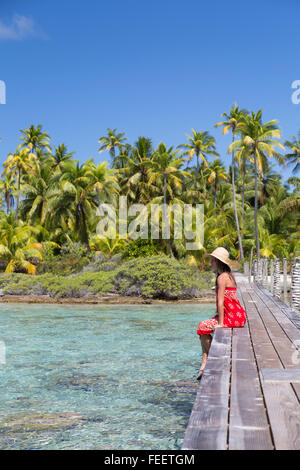 Donna sulla passerella Tetamanu, Fakarava, isole Tuamotu, Polinesia Francese Foto Stock