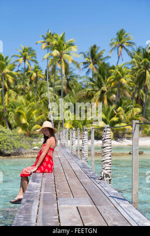 Donna sulla passerella Tetamanu, Fakarava, isole Tuamotu, Polinesia Francese Foto Stock