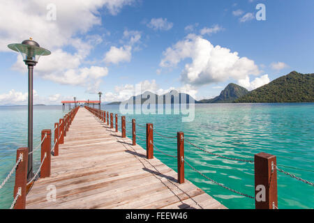 Molo Turistico in Bohey Dulang isola situata in Semporna, Sabah, Malaysia. Foto Stock