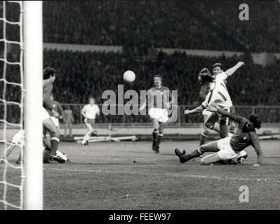 1962 - Inghilterra batte Italia 2-0 a Wembley: Inghilterra batte Italia 2-0 nella Coppa del Mondo di qualificazione del torneo di gruppo 11 a Wembley la scorsa notte. Ma solo in Italia hanno per battere il Lussemburgo con un obiettivo per poter beneficiare di questo gruppo, che lascia Inghilterra fuori della Coppa del Mondo in Argentina il prossimo anno. La foto mostra: Peter Barnes l'Inghilterra n. 11 visto in un colpo all'obiettivo italiano durante la partita a Wembley la scorsa notte. © Keystone Pictures USA/ZUMAPRESS.com/Alamy Live News Foto Stock