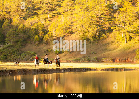 La popolazione locale a cavallo presso il Fiume Dorato. Foto Stock