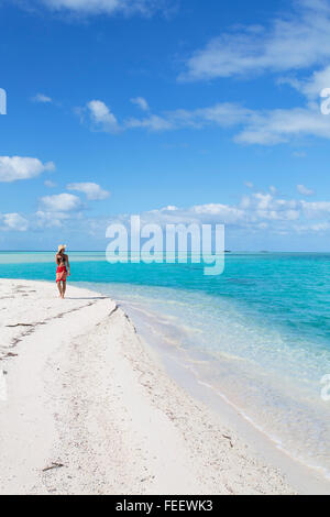 Donna alla Laguna Blu, Fakarava, isole Tuamotu, Polinesia Francese Foto Stock