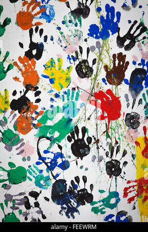 Graffiti colorata a mano sulla stampa sporca parete bianca Foto Stock