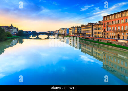 Firenze, Ponte alla Carraia ponte medievale punto di riferimento sul fiume Arno, tramonto paesaggio con la riflessione. È la seconda più antica b Foto Stock