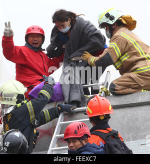 Tainan. 6 febbraio, 2016. Soccorritori trasferire un intrappolato residente presso un sito di quake in Tainan, a sud-est della Cina di Taiwan, 6 febbraio 2016. Almeno cinque persone sono state uccise dopo un 6.4-grandezza terremoto ha colpito Kaohsiung vicini a Tainan 3:57 ora locale del sabato (1957 GMT venerdì). © Xinhua/Alamy Live News Foto Stock