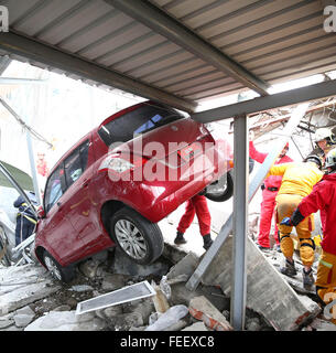 Tainan. 6 febbraio, 2016. Soccorritori alla ricerca di superstiti in corrispondenza di un sito di quake in Tainan, a sud-est della Cina di Taiwan, 6 febbraio 2016. Almeno cinque persone sono state uccise dopo un 6.4-grandezza terremoto ha colpito Kaohsiung vicini a Tainan 3:57 ora locale del sabato (1957 GMT venerdì). © Xinhua/Alamy Live News Foto Stock