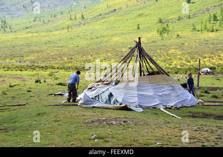 Duhkha (stesso come Tsaatan) persone mettere giù la loro tenda Foto Stock