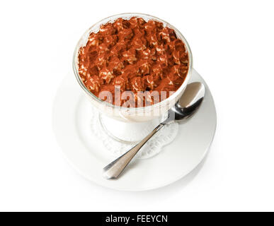 Tiramisù tradizionale dessert italiano in un bicchiere su sfondo bianco Foto Stock